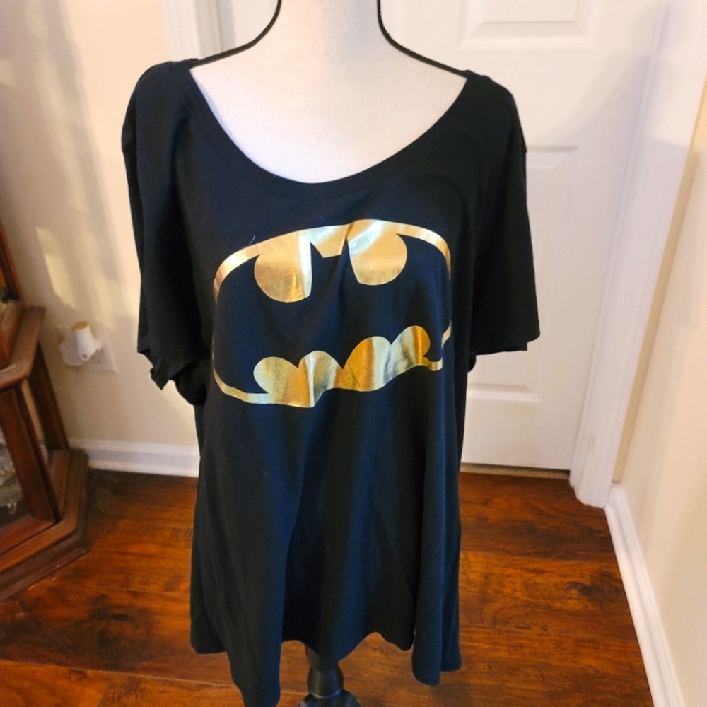 Torrid size 4 shirt. Black and gold shirt. EUC